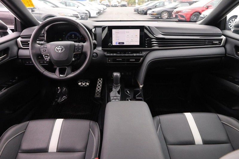 Toyota Camry Vehicle Full-screen Gallery Image 20