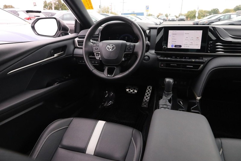 Toyota Camry Vehicle Full-screen Gallery Image 21