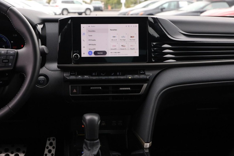 Toyota Camry Vehicle Full-screen Gallery Image 23