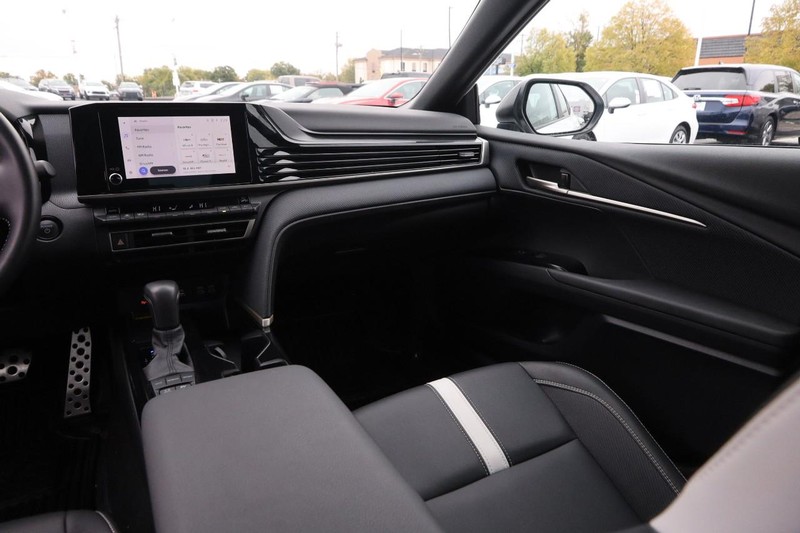 Toyota Camry Vehicle Full-screen Gallery Image 24