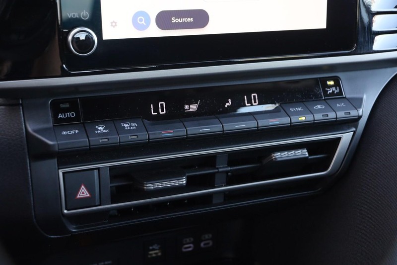 Toyota Camry Vehicle Image 18