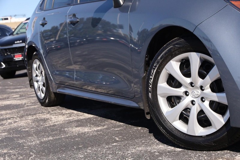 Toyota Corolla Vehicle Full-screen Gallery Image 3