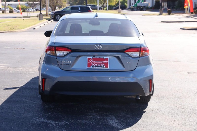 Toyota Corolla Vehicle Full-screen Gallery Image 6