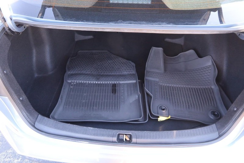 Toyota Corolla Vehicle Full-screen Gallery Image 7