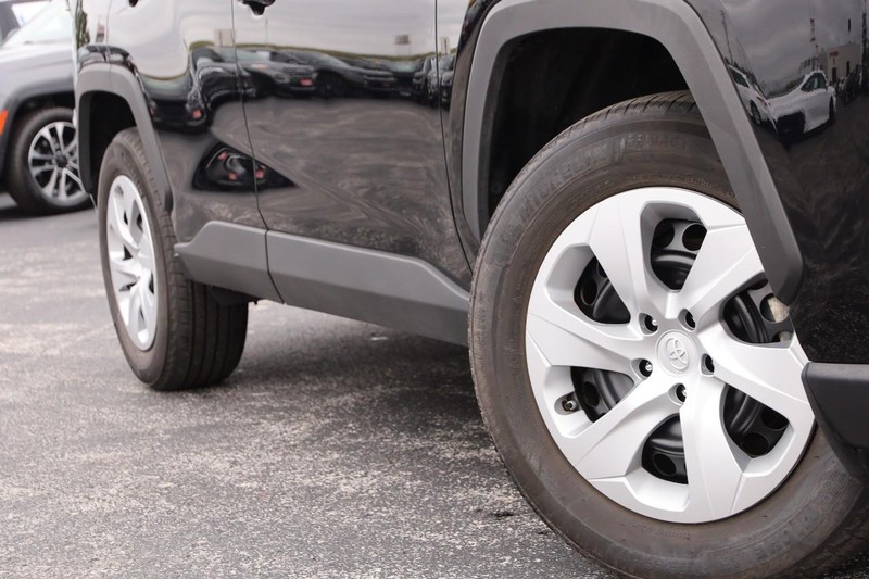 Toyota RAV4 Vehicle Full-screen Gallery Image 3