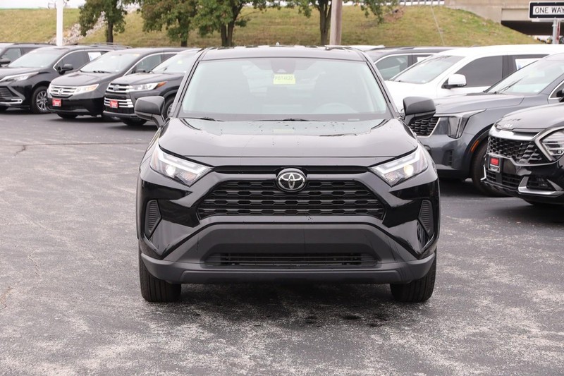 Toyota RAV4 Vehicle Full-screen Gallery Image 4