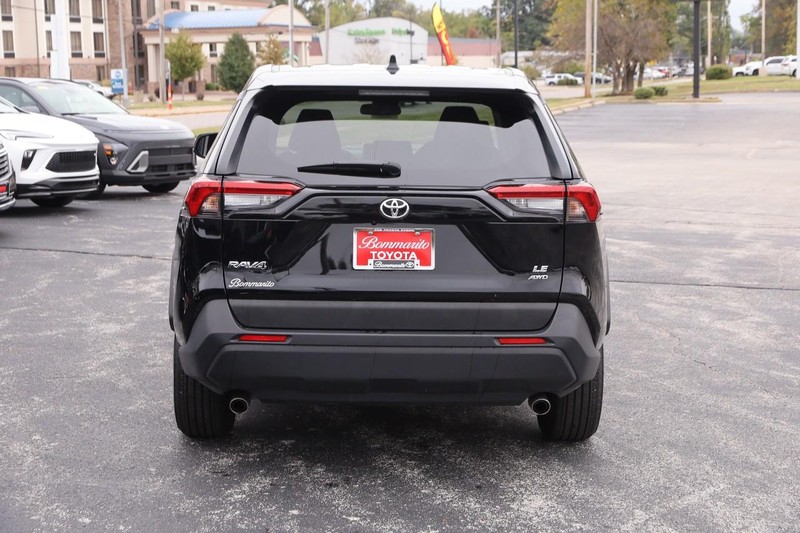Toyota RAV4 Vehicle Full-screen Gallery Image 6