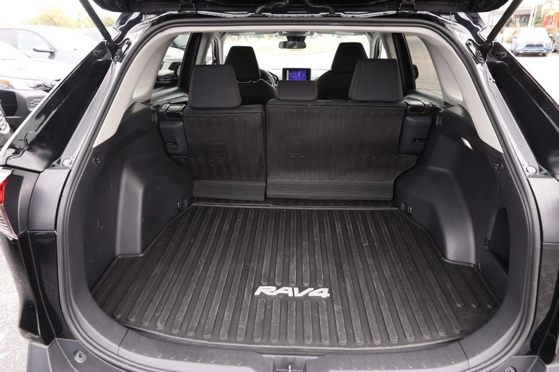 Toyota RAV4 Vehicle Full-screen Gallery Image 7