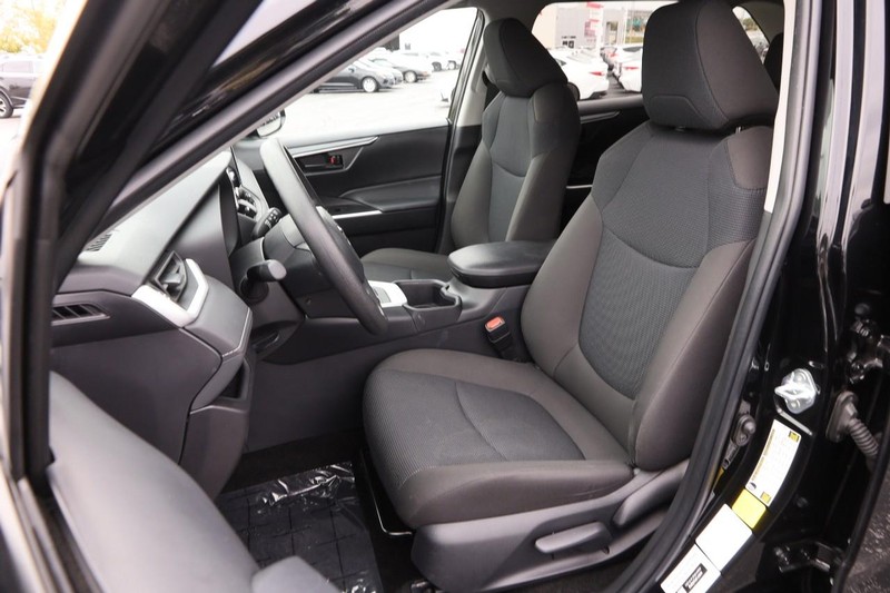 Toyota RAV4 Vehicle Full-screen Gallery Image 8