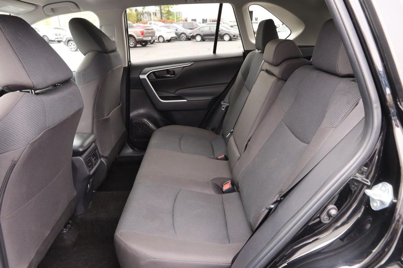 Toyota RAV4 Vehicle Full-screen Gallery Image 9