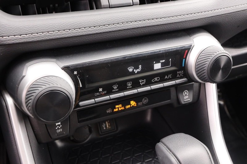 Toyota RAV4 Vehicle Full-screen Gallery Image 16