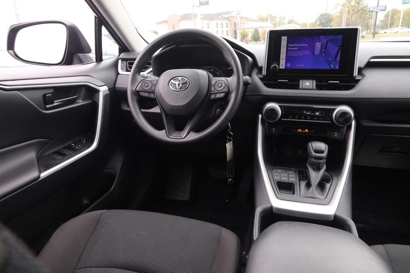 Toyota RAV4 Vehicle Full-screen Gallery Image 20