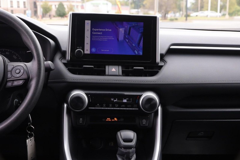 Toyota RAV4 Vehicle Full-screen Gallery Image 22