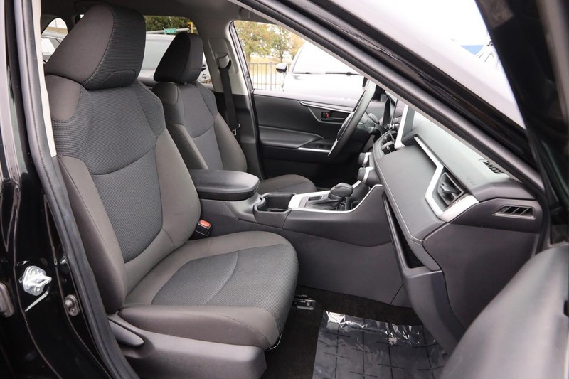 Toyota RAV4 Vehicle Full-screen Gallery Image 24