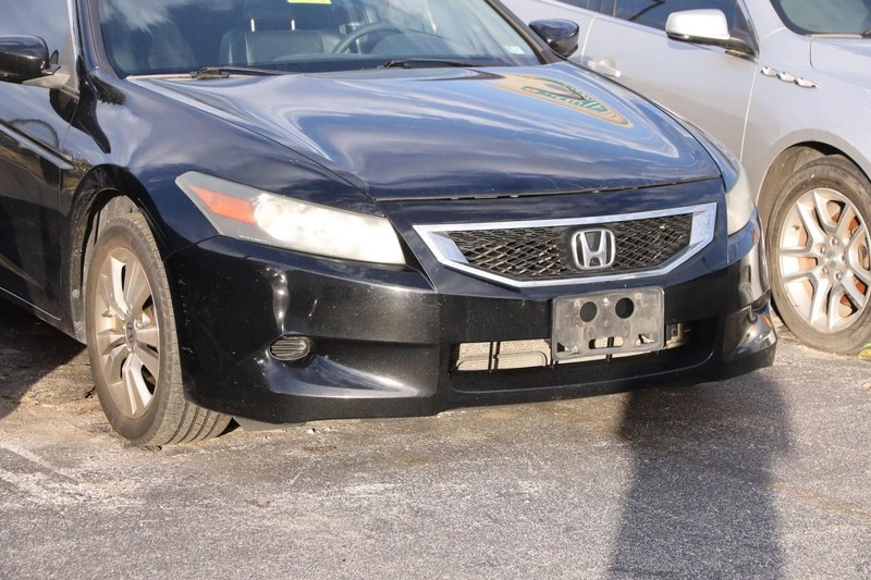 Honda Accord Coupe Vehicle Full-screen Gallery Image 2