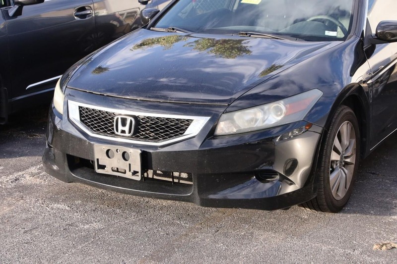 Honda Accord Coupe Vehicle Full-screen Gallery Image 5