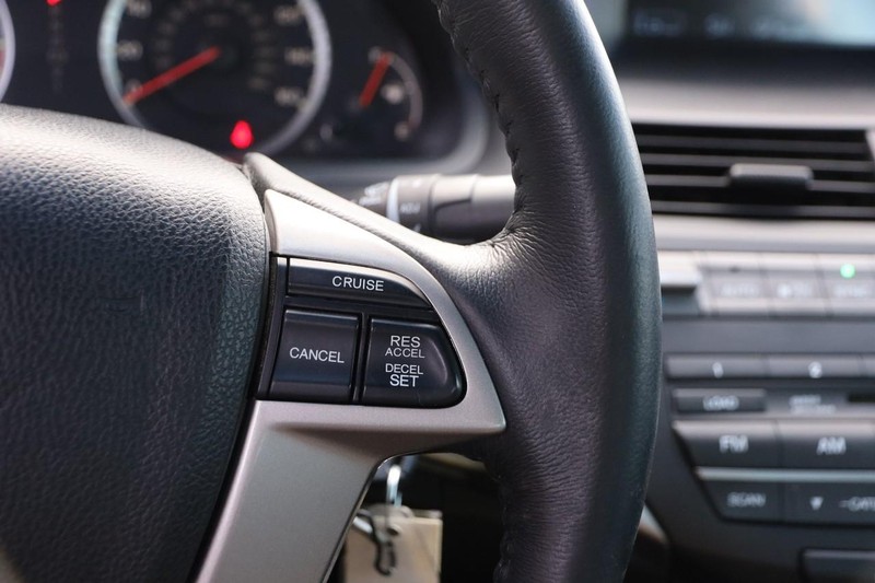 Honda Accord Coupe Vehicle Full-screen Gallery Image 13