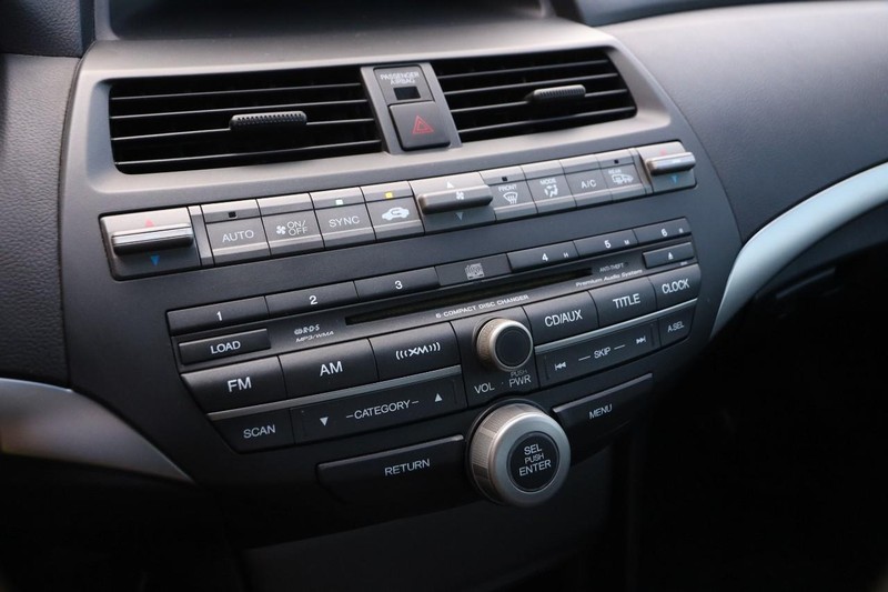 Honda Accord Coupe Vehicle Full-screen Gallery Image 17