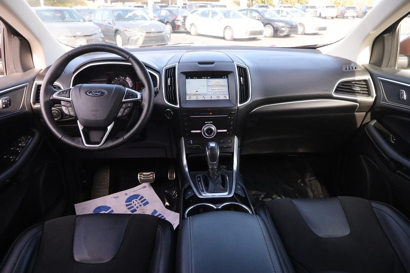 Ford Edge Vehicle Full-screen Gallery Image 23