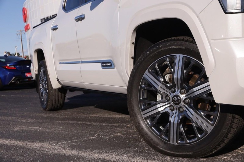 Toyota Tundra 4WD Vehicle Full-screen Gallery Image 3