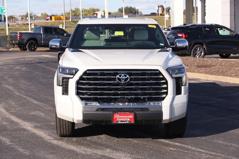 Toyota Tundra 4WD Vehicle Full-screen Gallery Image 4