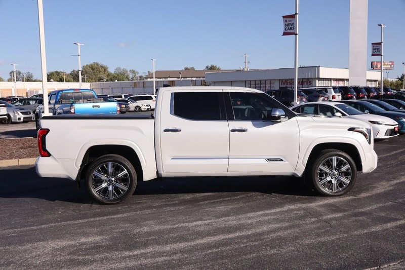 Toyota Tundra 4WD Vehicle Full-screen Gallery Image 5