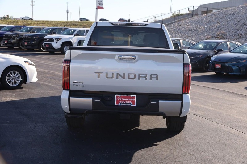 Toyota Tundra 4WD Vehicle Full-screen Gallery Image 6