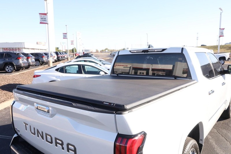 Toyota Tundra 4WD Vehicle Full-screen Gallery Image 7