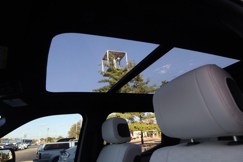 Toyota Tundra 4WD Vehicle Full-screen Gallery Image 8