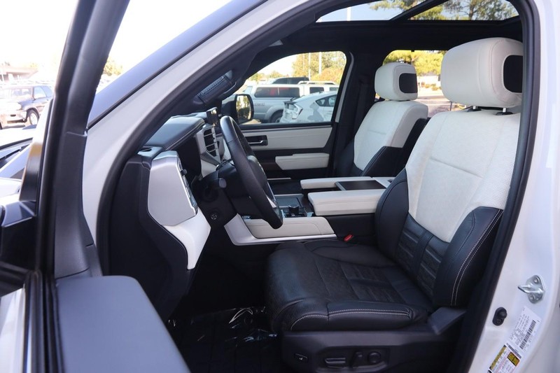 Toyota Tundra 4WD Vehicle Full-screen Gallery Image 9