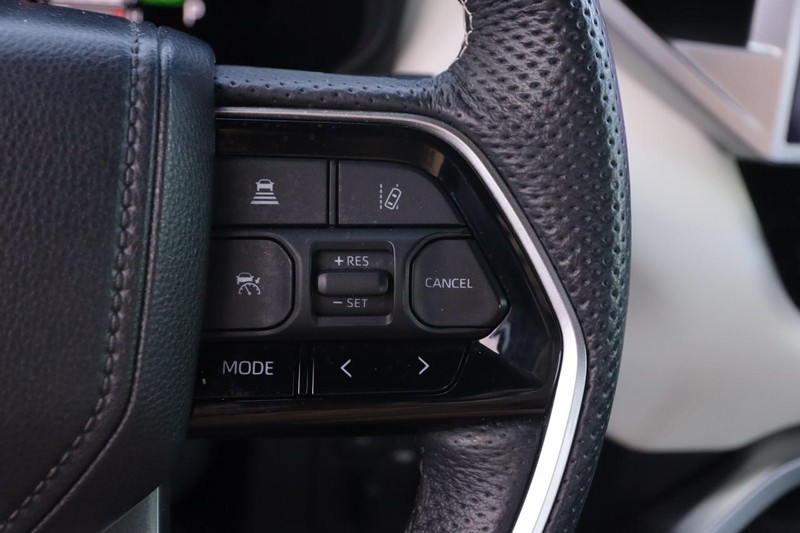 Toyota Tundra 4WD Vehicle Full-screen Gallery Image 13