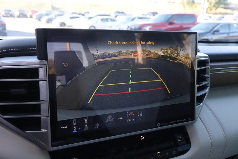 Toyota Tundra 4WD Vehicle Full-screen Gallery Image 18