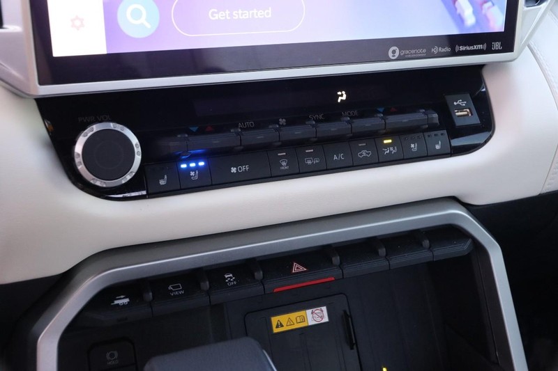 Toyota Tundra 4WD Vehicle Full-screen Gallery Image 19