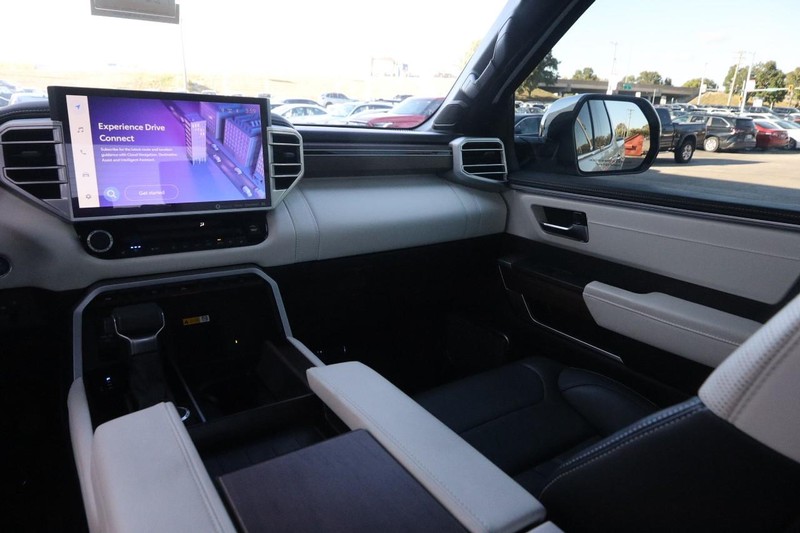 Toyota Tundra 4WD Vehicle Full-screen Gallery Image 26