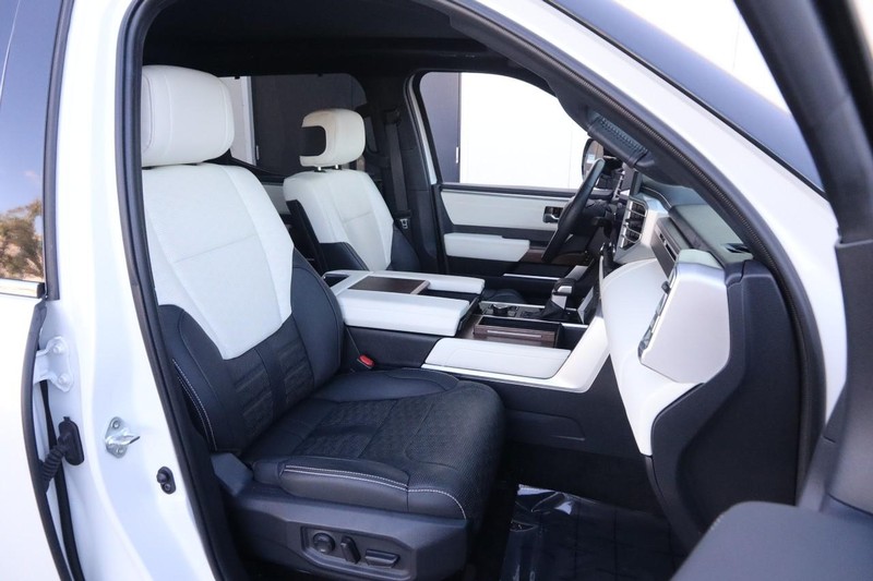 Toyota Tundra 4WD Vehicle Full-screen Gallery Image 27