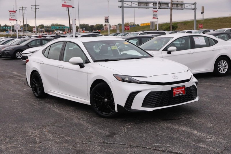 Toyota Camry Vehicle Full-screen Gallery Image 2