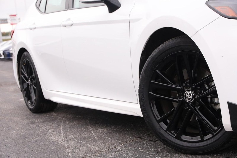 Toyota Camry Vehicle Full-screen Gallery Image 3