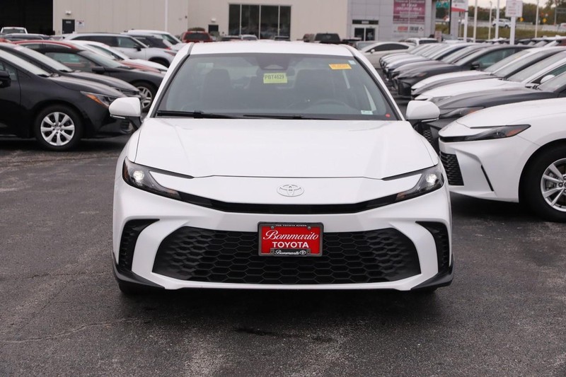 Toyota Camry Vehicle Full-screen Gallery Image 4