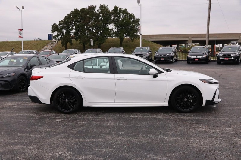 Toyota Camry Vehicle Full-screen Gallery Image 5