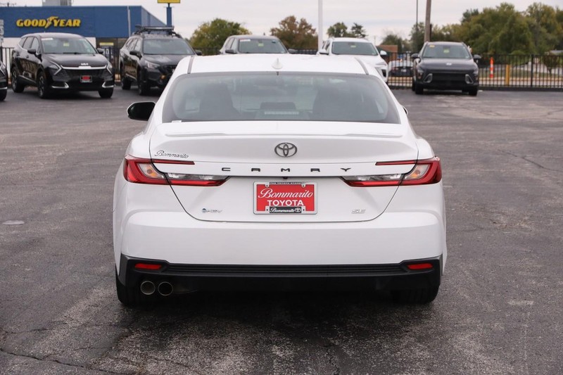 Toyota Camry Vehicle Full-screen Gallery Image 6