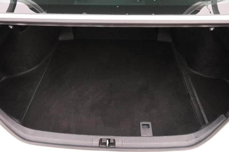 Toyota Camry Vehicle Full-screen Gallery Image 7