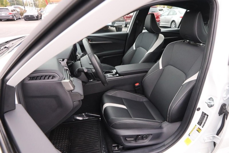 Toyota Camry Vehicle Full-screen Gallery Image 8