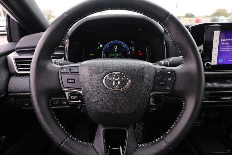 Toyota Camry Vehicle Full-screen Gallery Image 10