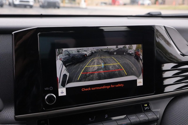 Toyota Camry Vehicle Full-screen Gallery Image 16