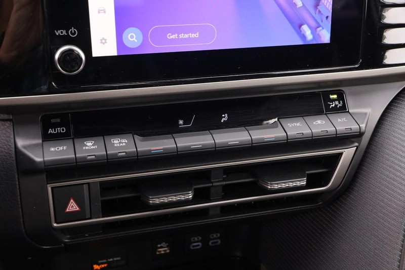 Toyota Camry Vehicle Full-screen Gallery Image 17