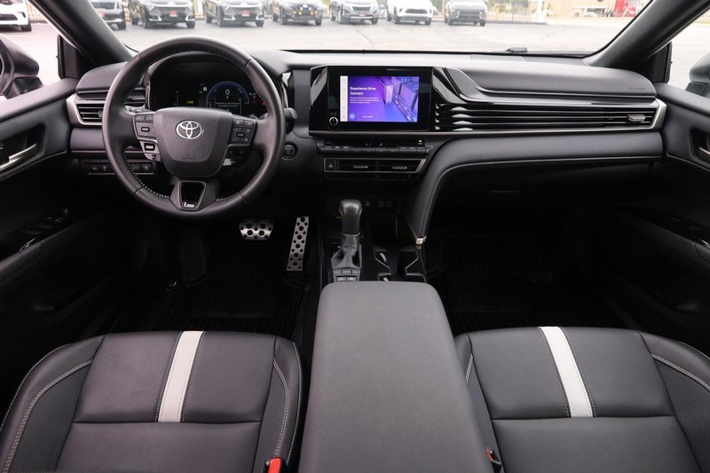 Toyota Camry Vehicle Full-screen Gallery Image 21