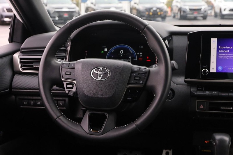 Toyota Camry Vehicle Full-screen Gallery Image 23