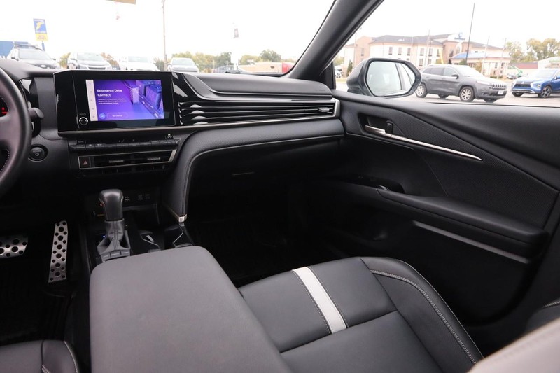 Toyota Camry Vehicle Full-screen Gallery Image 25