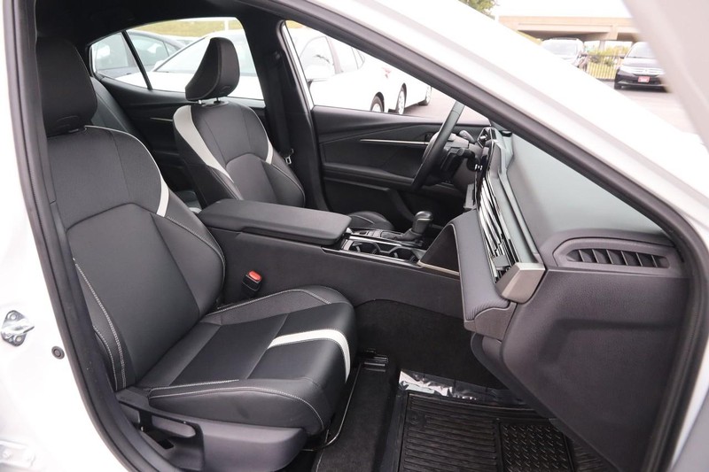 Toyota Camry Vehicle Full-screen Gallery Image 26