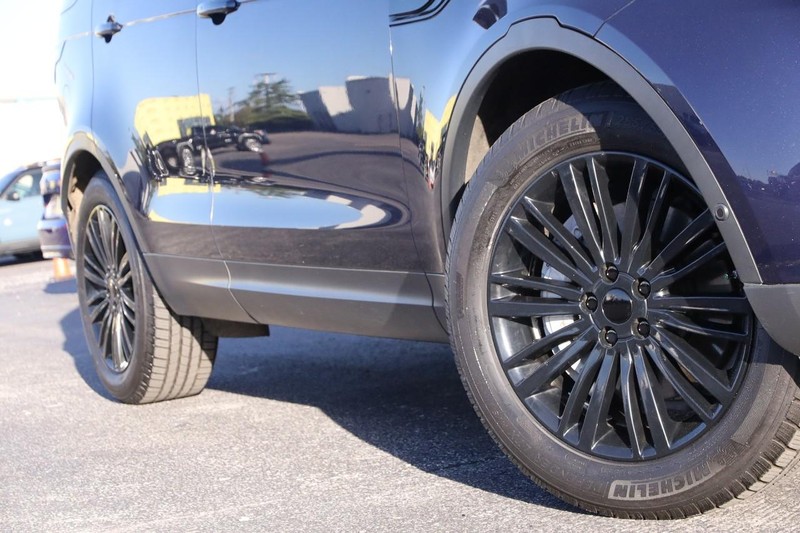 Land Rover Discovery Vehicle Full-screen Gallery Image 3